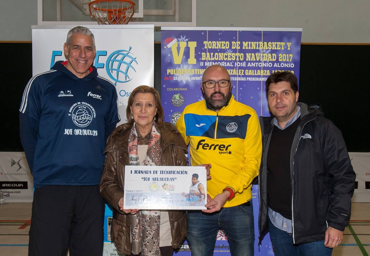 Joe Arlauckas, exjugador del Real Madrid y Baskonia, compartió ayer sus experiencias con los jóvenes jugadores que participaron en el torneo Canteras y con otros que desde hoy disputan el de Lardero. El neoyorkino no dudó en bromear con los más pequeños, a quienes explicó algunos trucos. Hoy estará también en Lardero, donde arranca una competición que acoge tres categorías -Prebenjamín, Benjamín, Alevín- y 25 equipos.