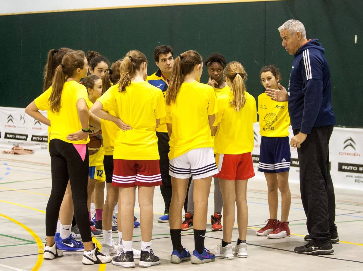Joe Arlauckas, exjugador del Real Madrid y Baskonia, compartió ayer sus experiencias con los jóvenes jugadores que participaron en el torneo Canteras y con otros que desde hoy disputan el de Lardero. El neoyorkino no dudó en bromear con los más pequeños, a quienes explicó algunos trucos. Hoy estará también en Lardero, donde arranca una competición que acoge tres categorías -Prebenjamín, Benjamín, Alevín- y 25 equipos.