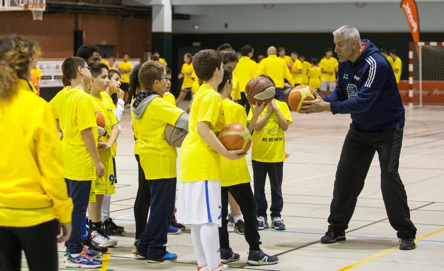 Joe Arlauckas, exjugador del Real Madrid y Baskonia, compartió ayer sus experiencias con los jóvenes jugadores que participaron en el torneo Canteras y con otros que desde hoy disputan el de Lardero. El neoyorkino no dudó en bromear con los más pequeños, a quienes explicó algunos trucos. Hoy estará también en Lardero, donde arranca una competición que acoge tres categorías -Prebenjamín, Benjamín, Alevín- y 25 equipos.