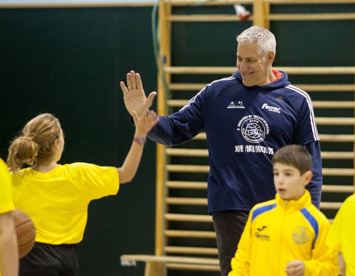Joe Arlauckas, exjugador del Real Madrid y Baskonia, compartió ayer sus experiencias con los jóvenes jugadores que participaron en el torneo Canteras y con otros que desde hoy disputan el de Lardero. El neoyorkino no dudó en bromear con los más pequeños, a quienes explicó algunos trucos. Hoy estará también en Lardero, donde arranca una competición que acoge tres categorías -Prebenjamín, Benjamín, Alevín- y 25 equipos.
