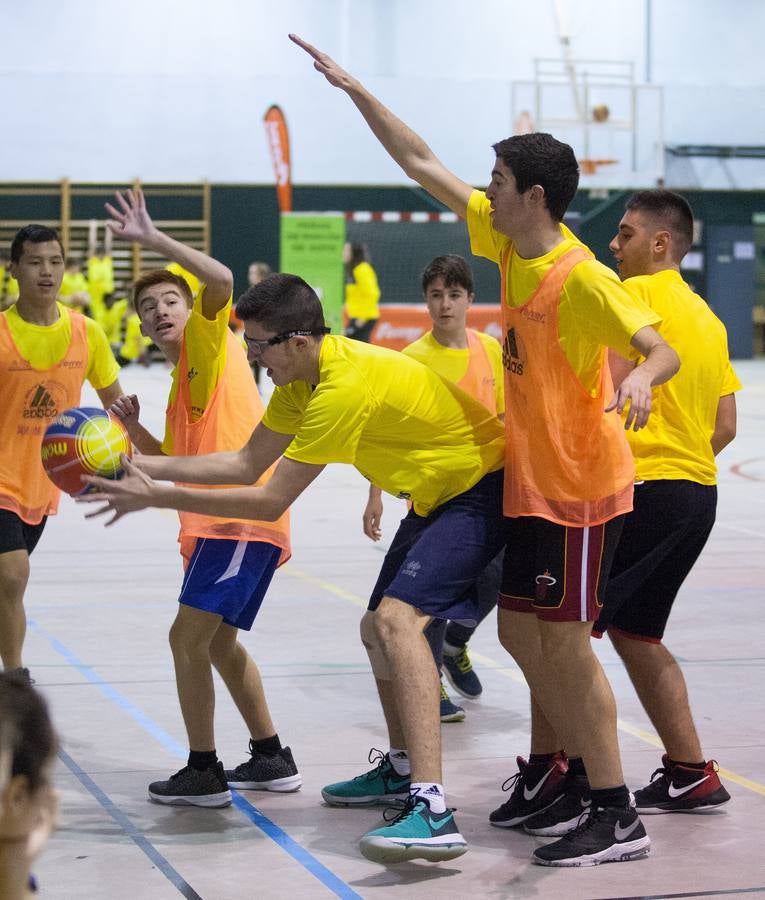 Joe Arlauckas, exjugador del Real Madrid y Baskonia, compartió ayer sus experiencias con los jóvenes jugadores que participaron en el torneo Canteras y con otros que desde hoy disputan el de Lardero. El neoyorkino no dudó en bromear con los más pequeños, a quienes explicó algunos trucos. Hoy estará también en Lardero, donde arranca una competición que acoge tres categorías -Prebenjamín, Benjamín, Alevín- y 25 equipos.