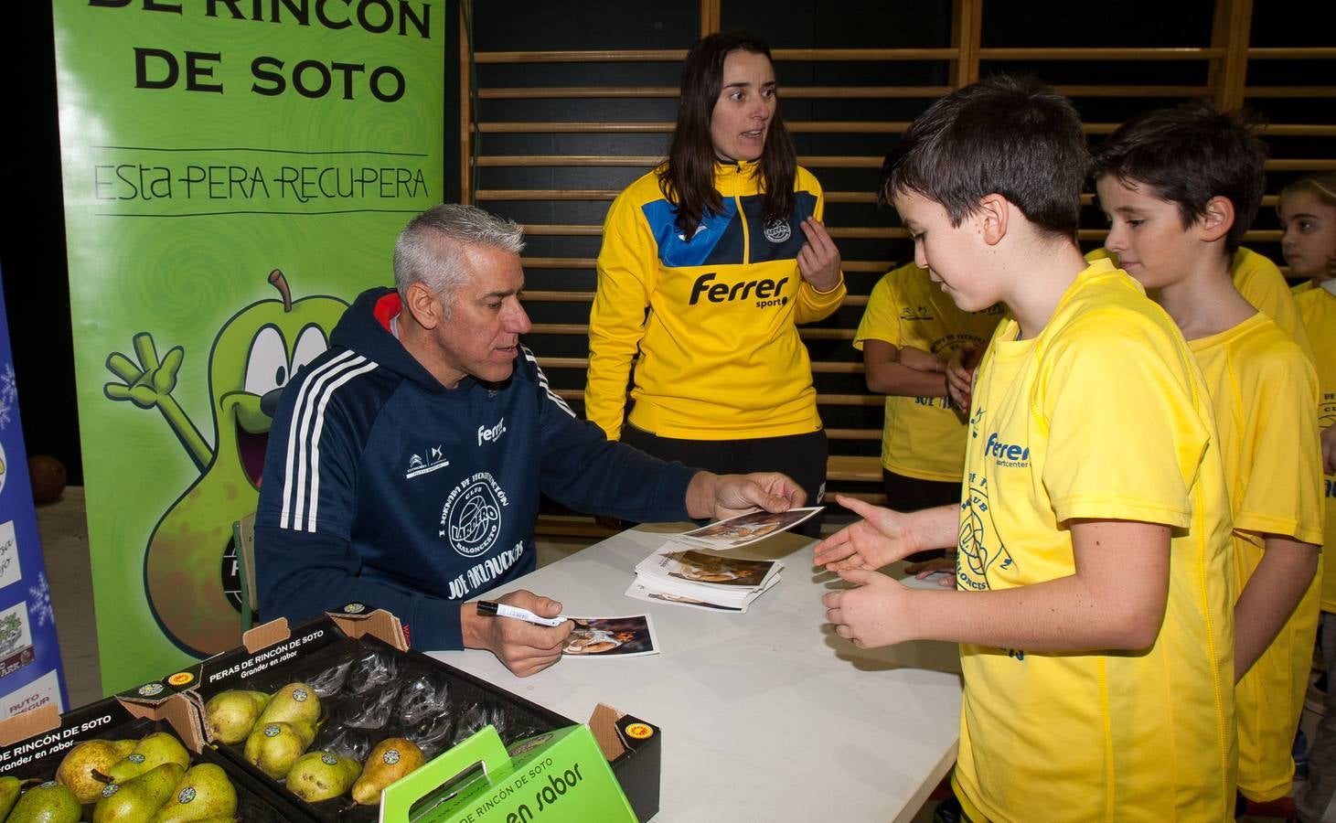 Joe Arlauckas, exjugador del Real Madrid y Baskonia, compartió ayer sus experiencias con los jóvenes jugadores que participaron en el torneo Canteras y con otros que desde hoy disputan el de Lardero. El neoyorkino no dudó en bromear con los más pequeños, a quienes explicó algunos trucos. Hoy estará también en Lardero, donde arranca una competición que acoge tres categorías -Prebenjamín, Benjamín, Alevín- y 25 equipos.