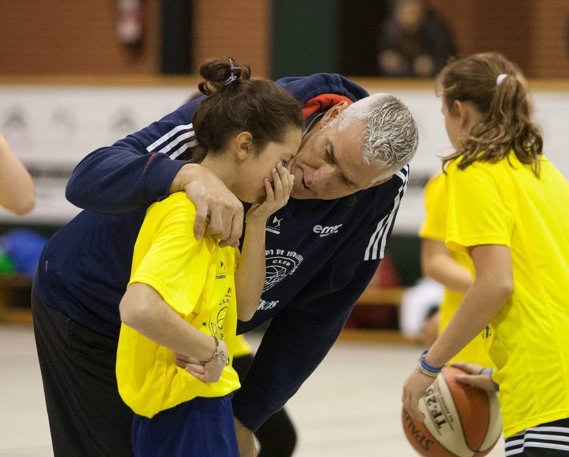 Joe Arlauckas, exjugador del Real Madrid y Baskonia, compartió ayer sus experiencias con los jóvenes jugadores que participaron en el torneo Canteras y con otros que desde hoy disputan el de Lardero. El neoyorkino no dudó en bromear con los más pequeños, a quienes explicó algunos trucos. Hoy estará también en Lardero, donde arranca una competición que acoge tres categorías -Prebenjamín, Benjamín, Alevín- y 25 equipos.