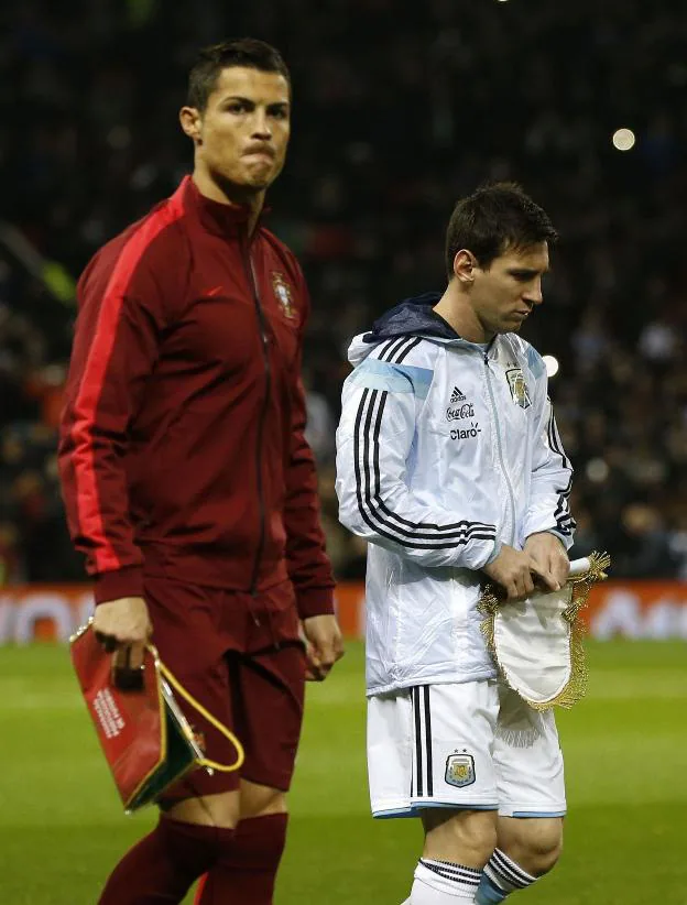 Ronaldo y Messi, en un partido entre Portugal y argentina. :: efe