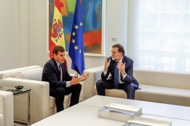 Rajoy y Rivera conversan en la Moncloa en la primera reunión tras las elecciones catalanas de la pasada semana. :: oscar del pozo