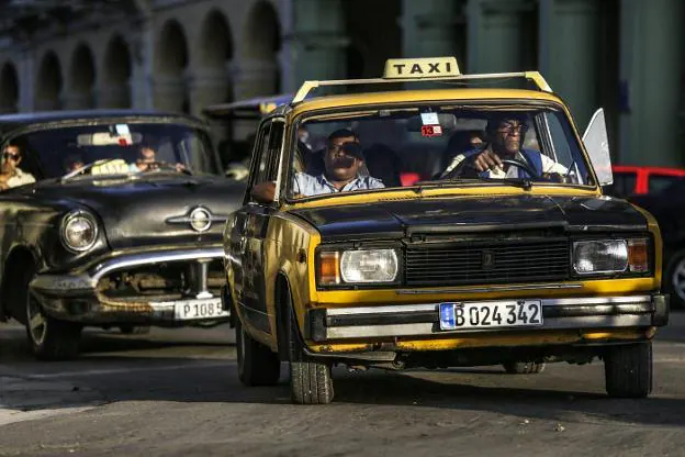 Un taxista conduce un Lada de los años 70 por las calles de La Habana, donde todavía se pueden ver muchas vehículos de este modelo clásico. :: reuters