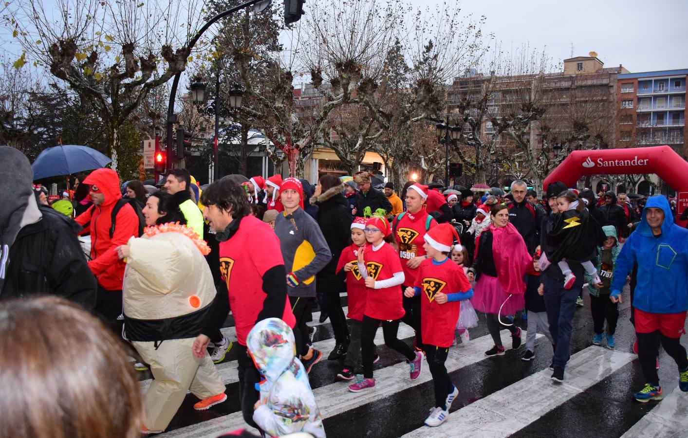 La carrera pasada por agua de papás y pequeños por las calles de la capital