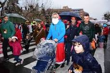 La carrera pasada por agua de papás y pequeños por las calles de la capital