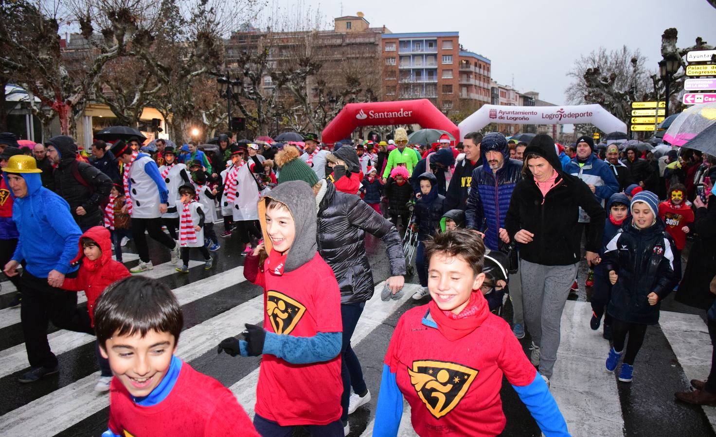 La carrera pasada por agua de papás y pequeños por las calles de la capital