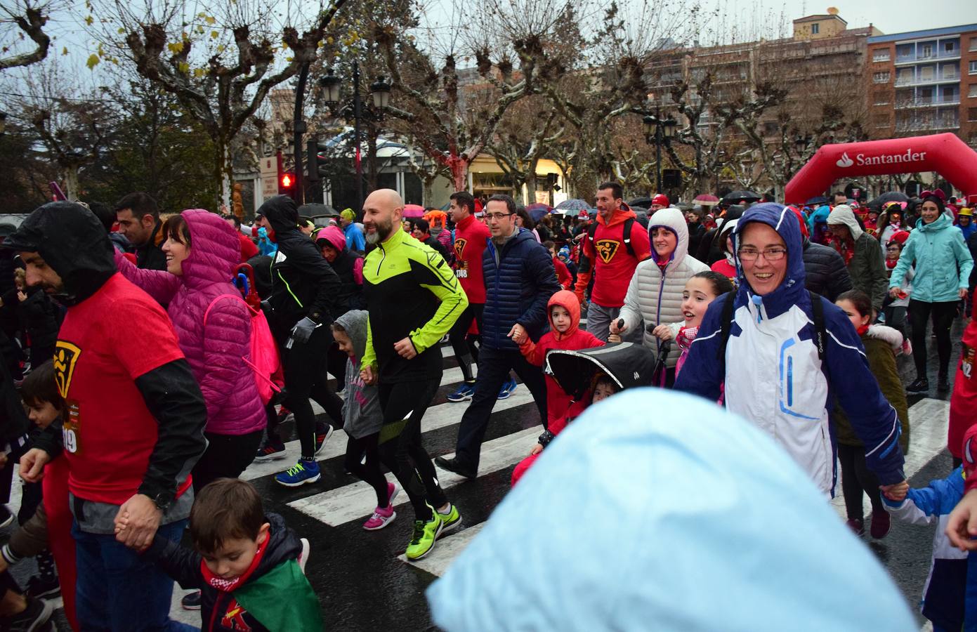 La carrera pasada por agua de papás y pequeños por las calles de la capital