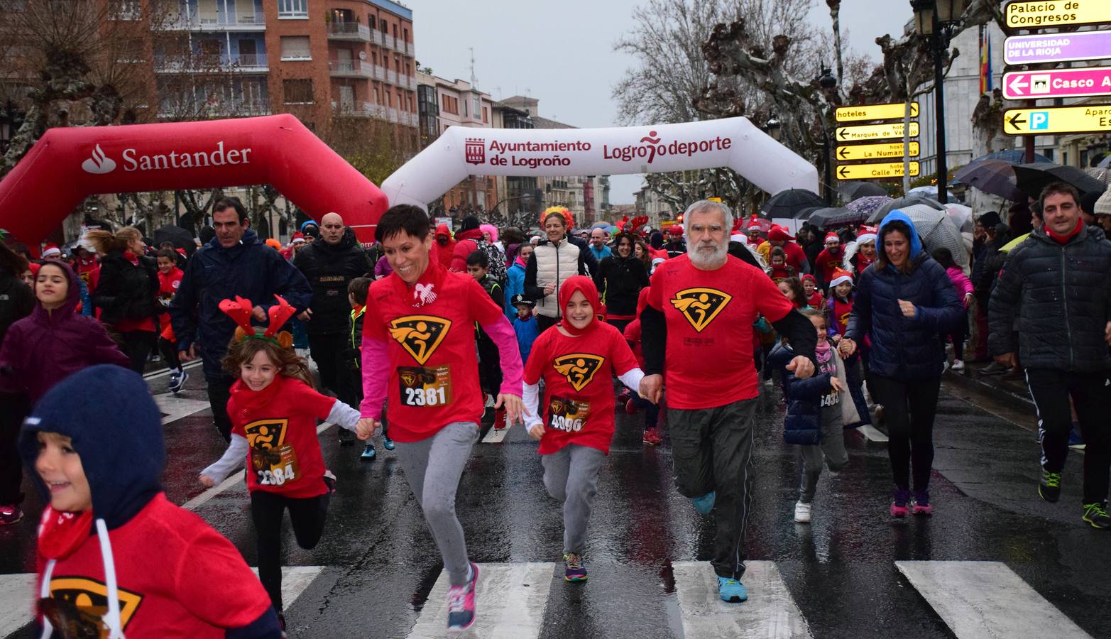 La carrera pasada por agua de papás y pequeños por las calles de la capital