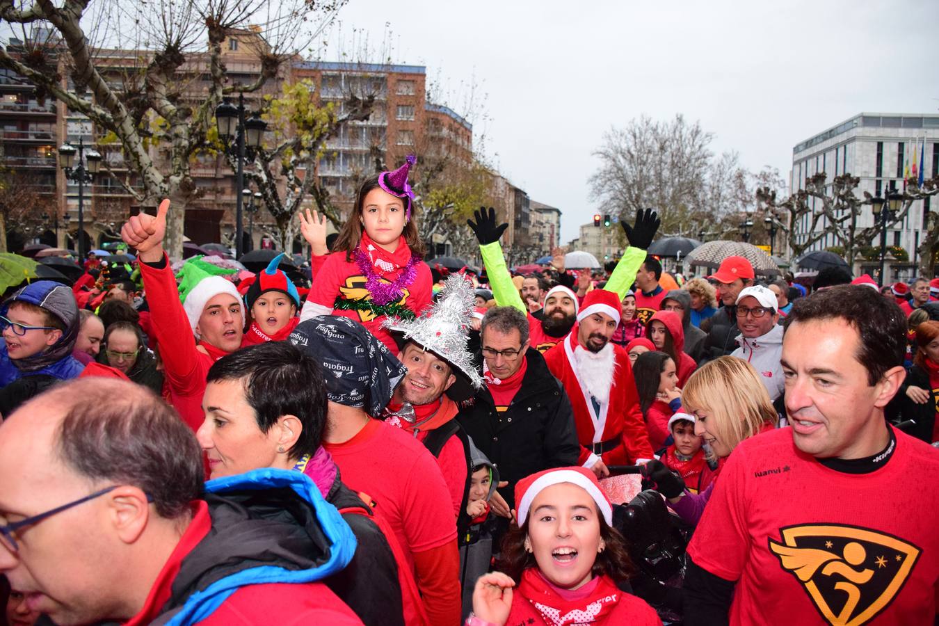 La carrera pasada por agua de papás y pequeños por las calles de la capital