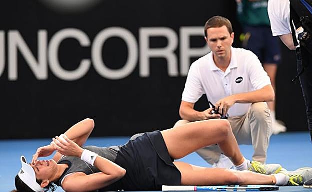 Garbiñe Muguruza, víctima de fuertes calambres en Brisbane. 