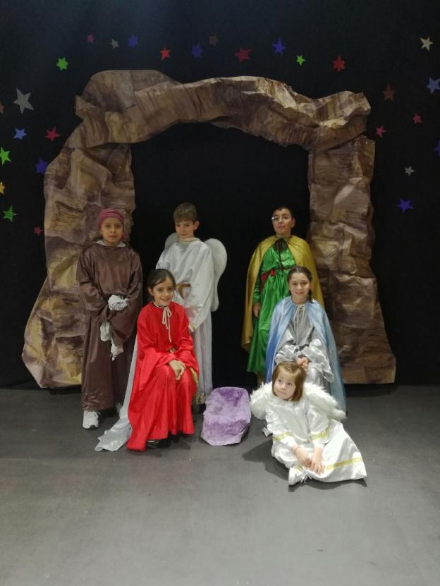 Algunos de los niños protagonistas de la obra del festival benéfico de este sábado. :: alfajóresis