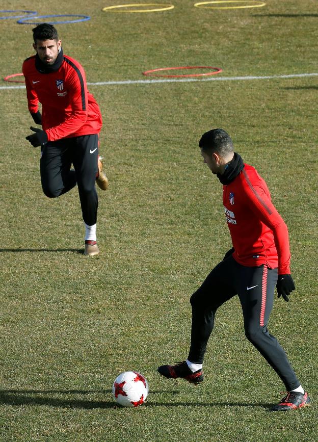 Vitolo controla la pelota
ante Diego Costa, en la
sesión del Atlético, ayer,
en Majadahonda. :: efe
