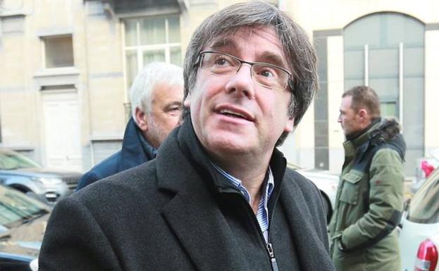 Puigdemont camina por Bruselas. 