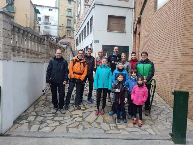 El primer grupo que cumplió la tradición de subir a Valbuena. :: m.f.