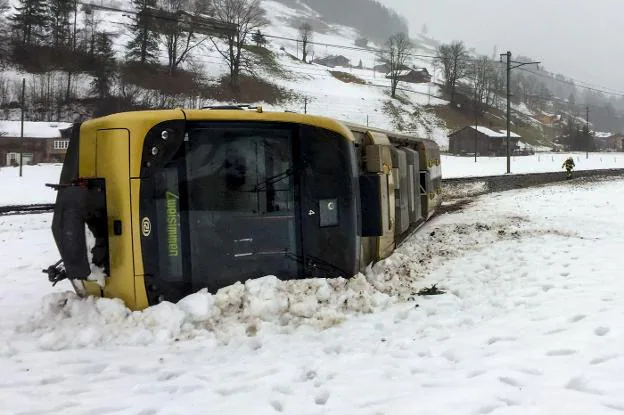 Imagen del tren descarrilado en el cantón de Berna a causa de un fuerte golpe de viento, y que dejó ocho heridos, en su mayoría leves. :: AFP