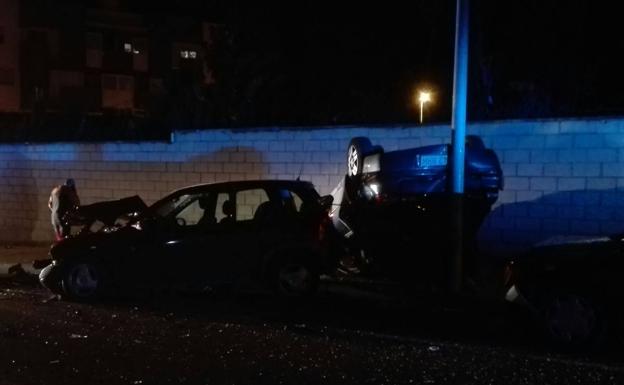 Imagen principal - Un herido al colisionar y volcar su coche en Varea