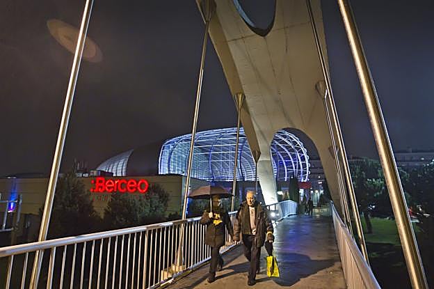Centro comercial Berceo de Logroño visto desde la pasarela peatonal de acceso al mismo.