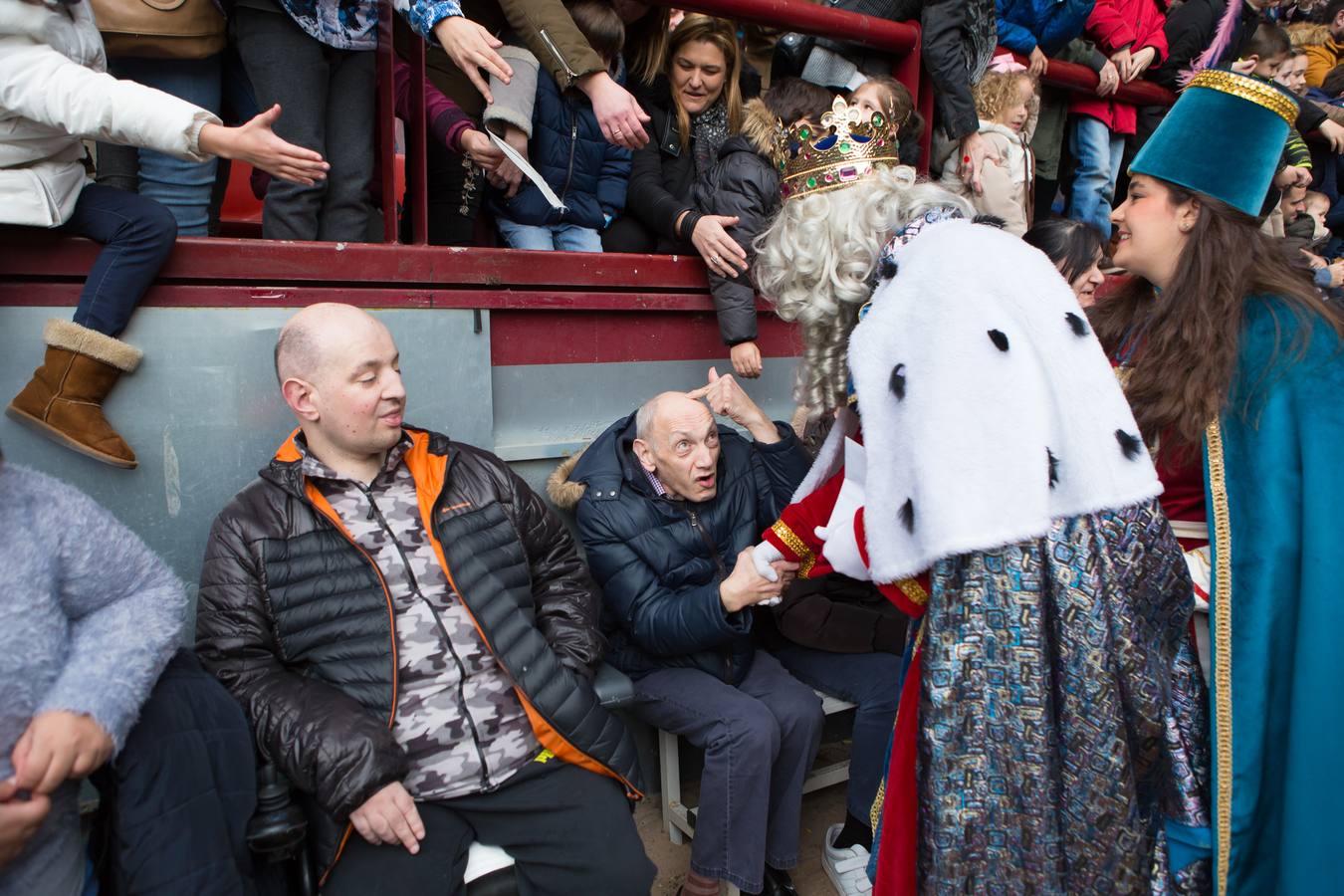 Todos querían darle la mano a Melchor, Gaspar y Baltasar