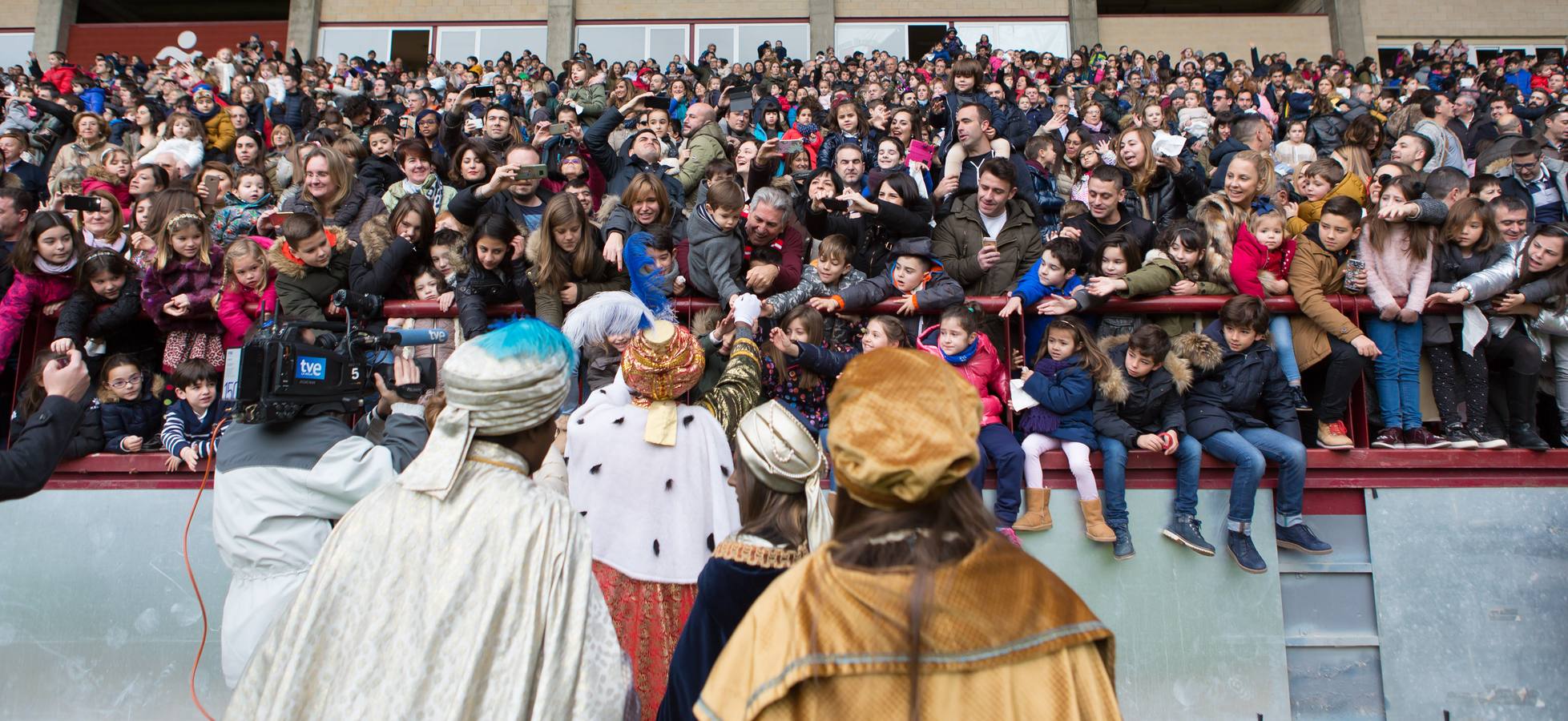 Todos querían darle la mano a Melchor, Gaspar y Baltasar