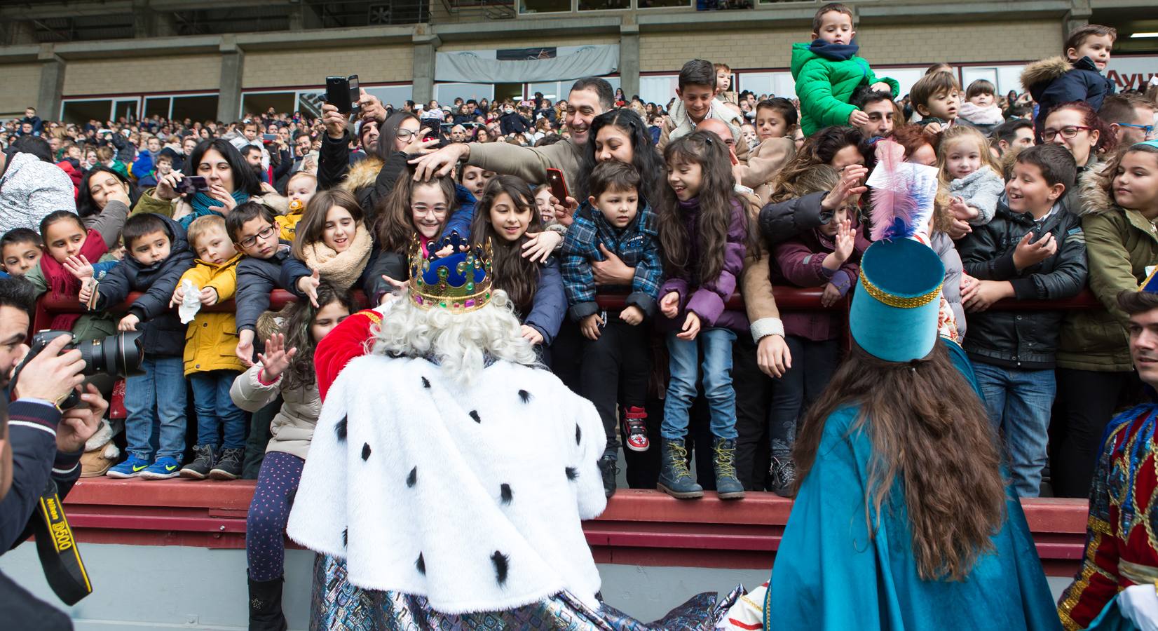 Todos querían darle la mano a Melchor, Gaspar y Baltasar