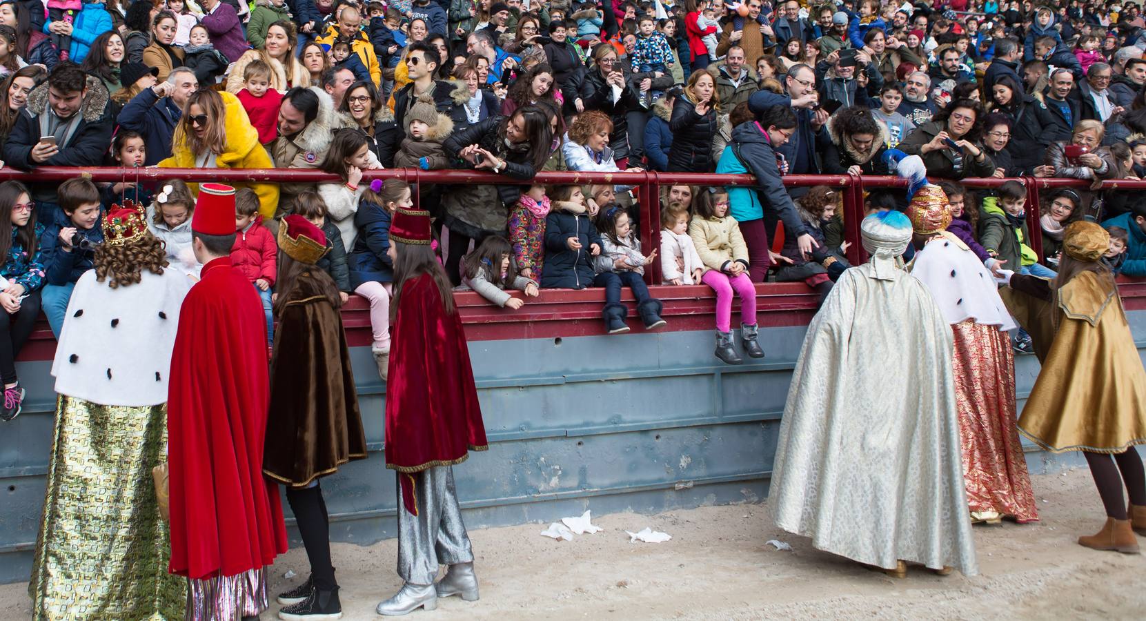 Todos querían darle la mano a Melchor, Gaspar y Baltasar