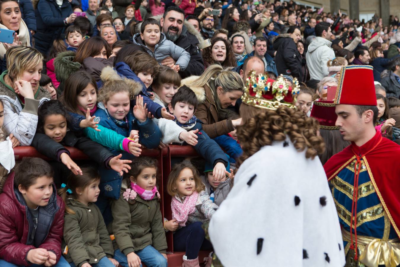 Todos querían darle la mano a Melchor, Gaspar y Baltasar