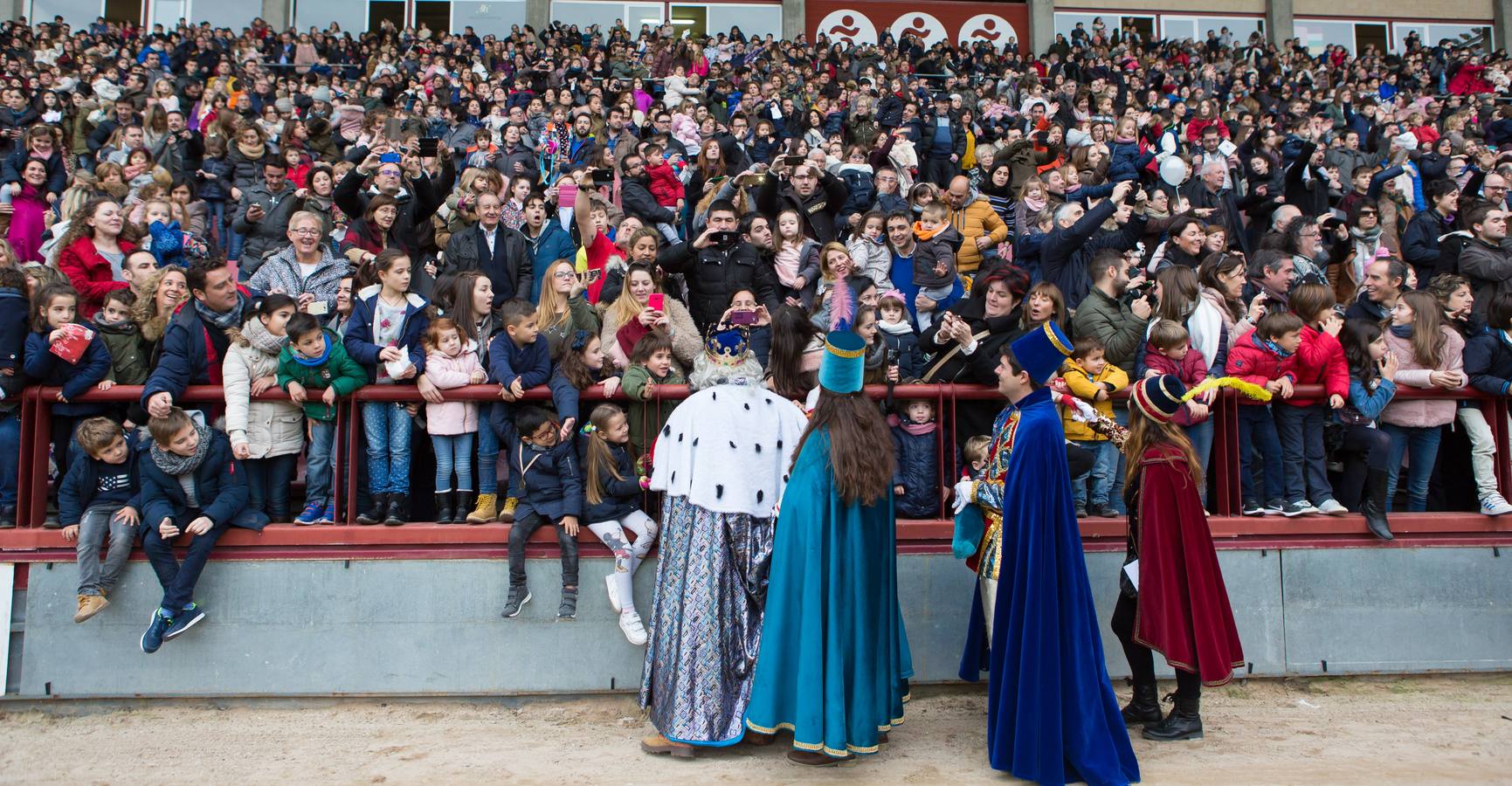 Todos querían darle la mano a Melchor, Gaspar y Baltasar