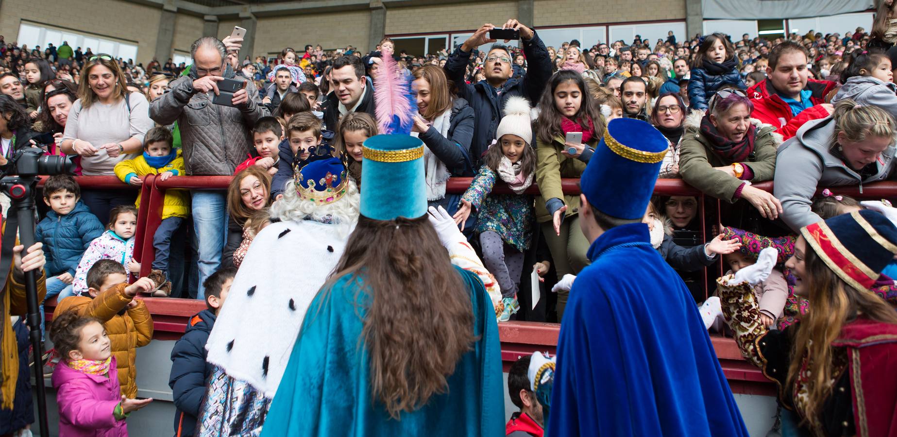 Todos querían darle la mano a Melchor, Gaspar y Baltasar