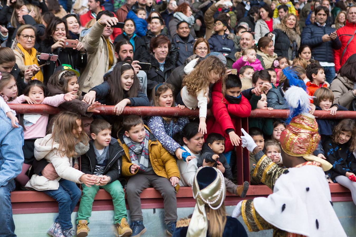 Todos querían darle la mano a Melchor, Gaspar y Baltasar