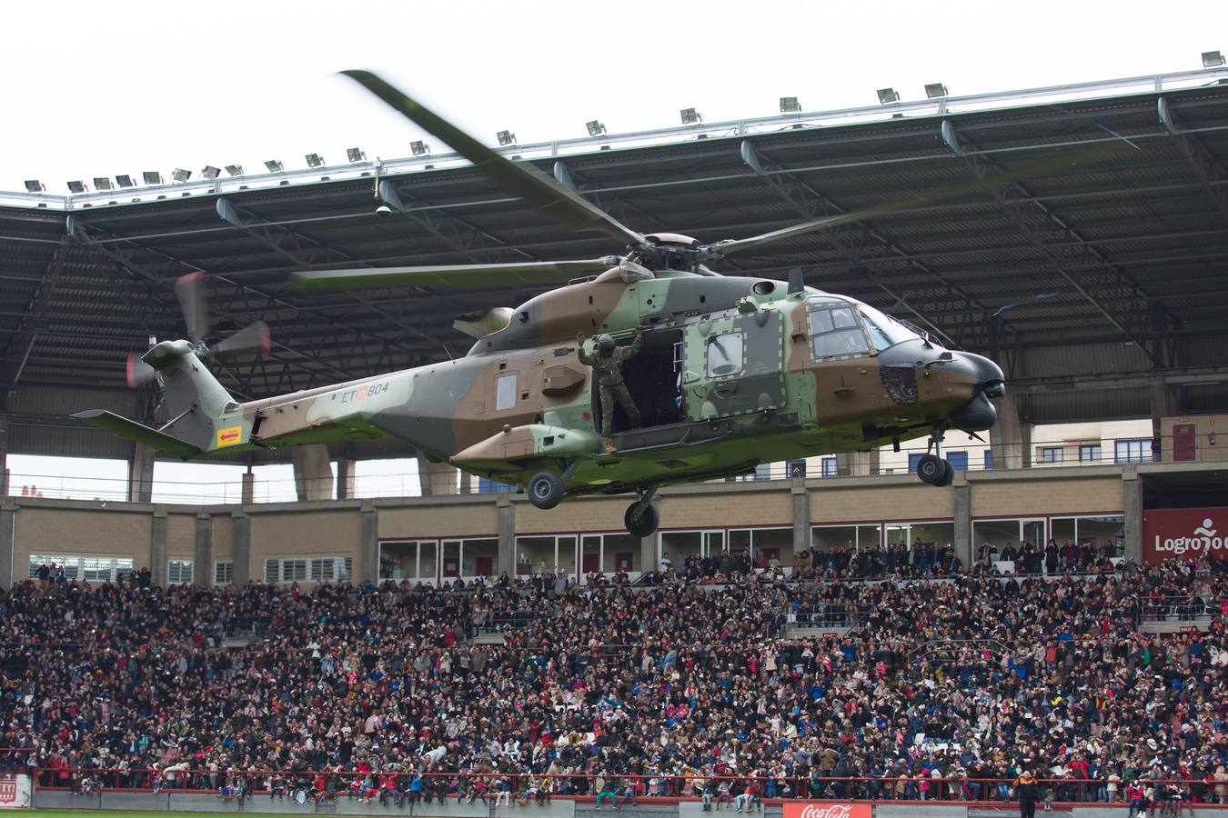 En las gradas del campo de fútbol no podían dejar de mirar hoy al cielo mientras llegaban en el Bhelma III