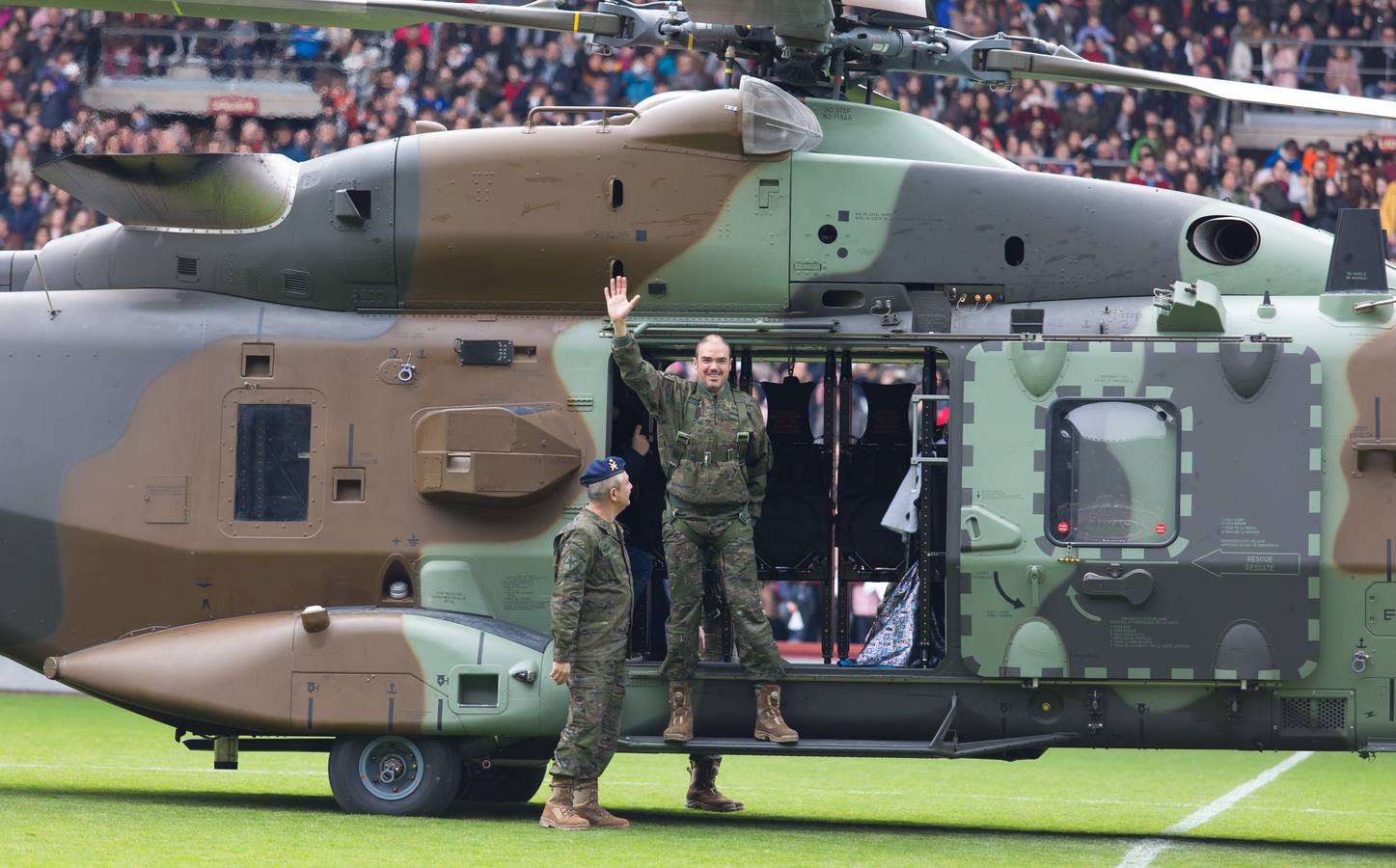 En las gradas del campo de fútbol no podían dejar de mirar hoy al cielo mientras llegaban en el Bhelma III