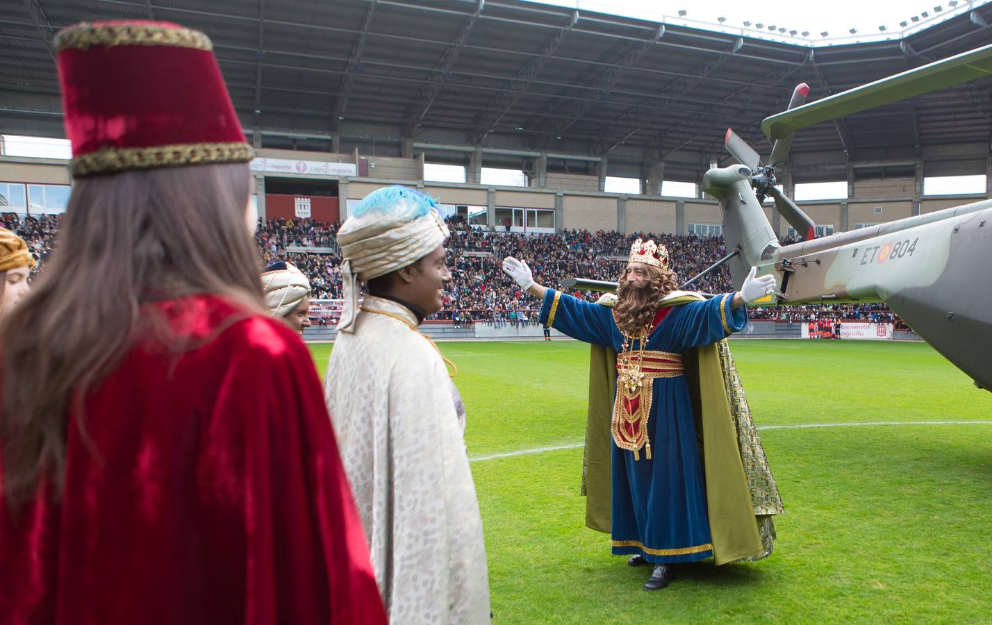 En las gradas del campo de fútbol no podían dejar de mirar hoy al cielo mientras llegaban en el Bhelma III