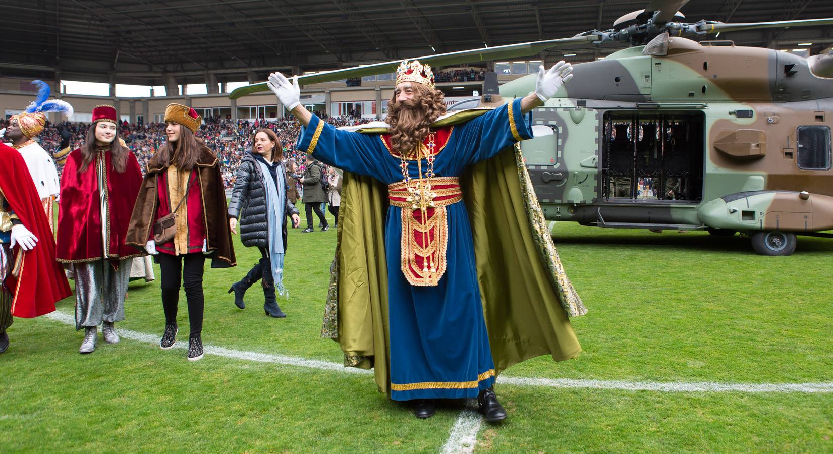 En las gradas del campo de fútbol no podían dejar de mirar hoy al cielo mientras llegaban en el Bhelma III