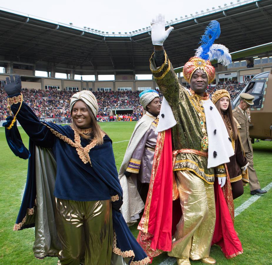 En las gradas del campo de fútbol no podían dejar de mirar hoy al cielo mientras llegaban en el Bhelma III