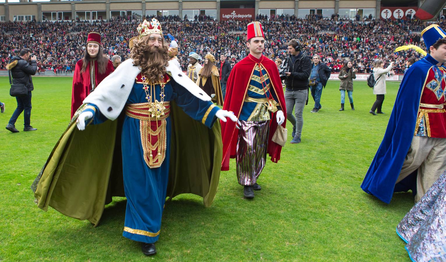 En las gradas del campo de fútbol no podían dejar de mirar hoy al cielo mientras llegaban en el Bhelma III