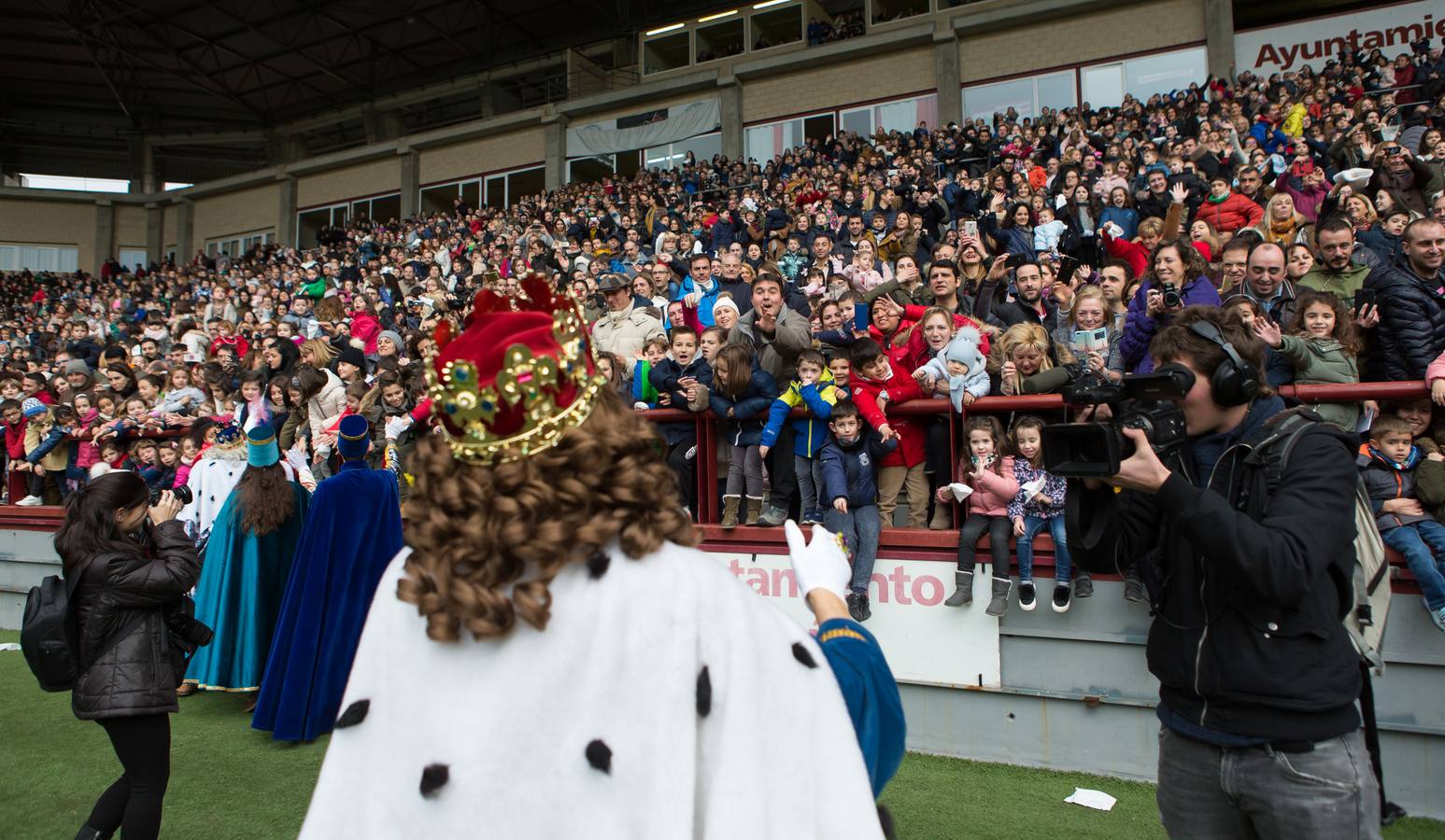 En las gradas del campo de fútbol no podían dejar de mirar hoy al cielo mientras llegaban en el Bhelma III