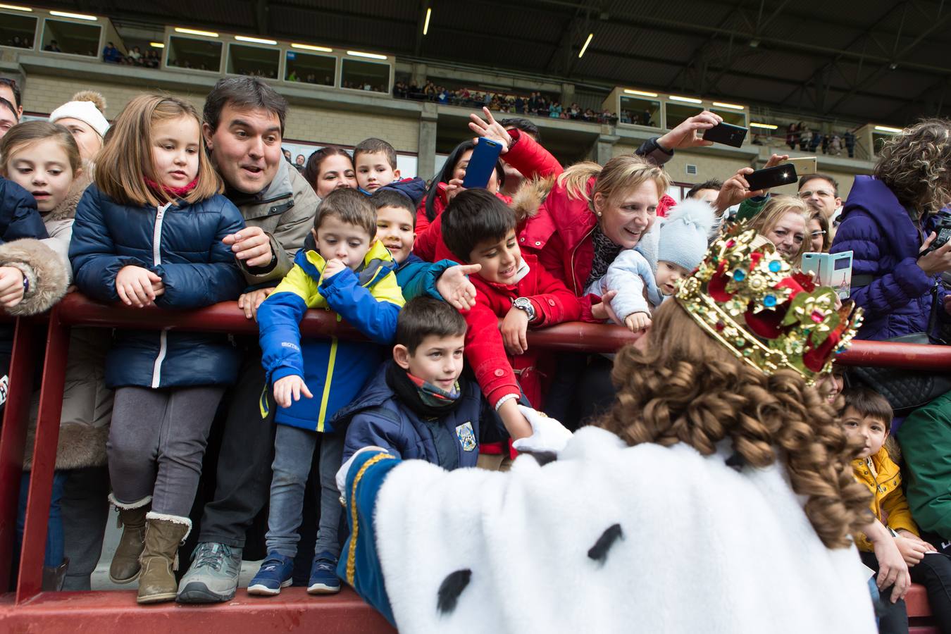 En las gradas del campo de fútbol no podían dejar de mirar hoy al cielo mientras llegaban en el Bhelma III