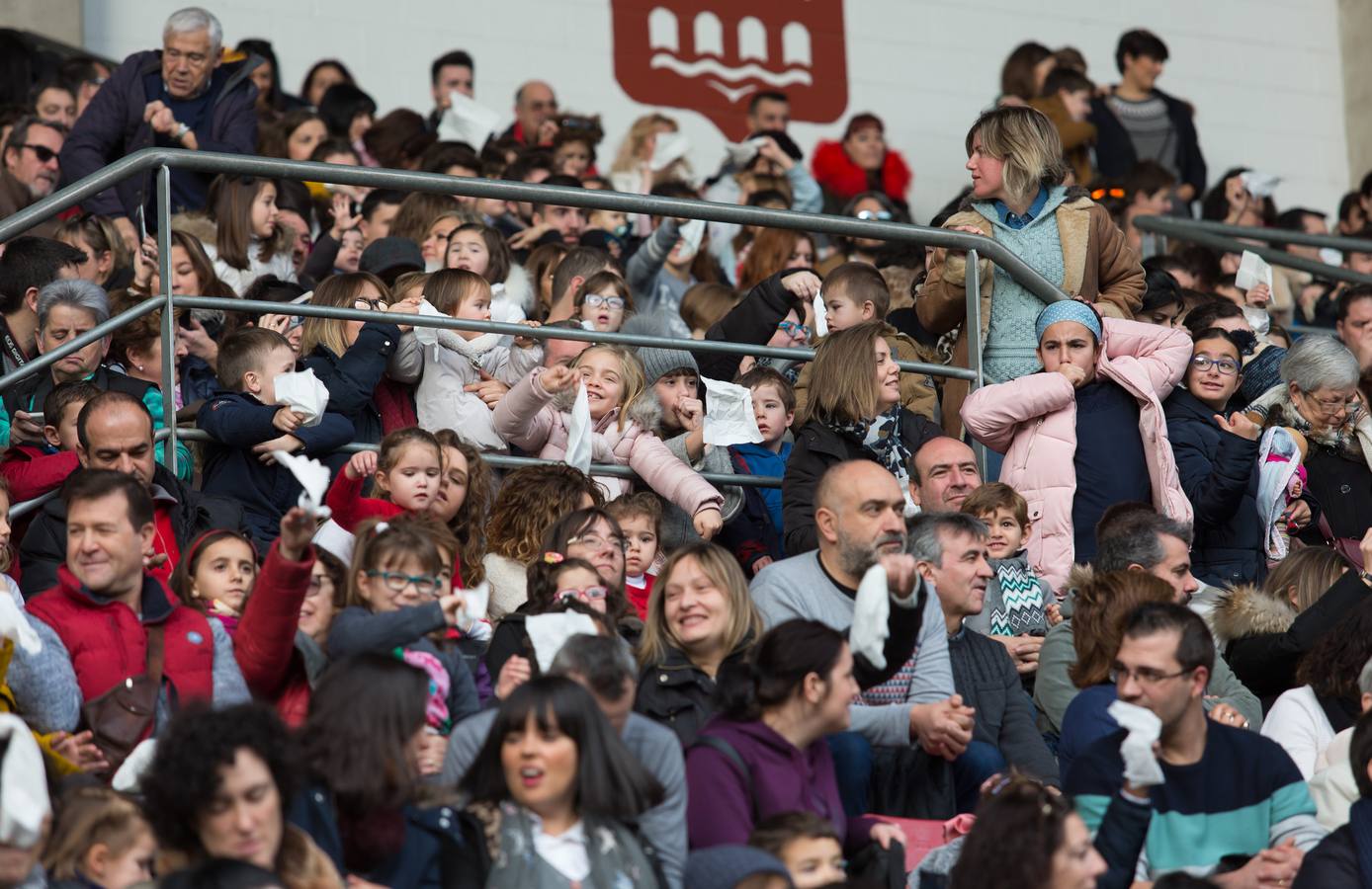 En las gradas del campo de fútbol no podían dejar de mirar hoy al cielo mientras llegaban en el Bhelma III