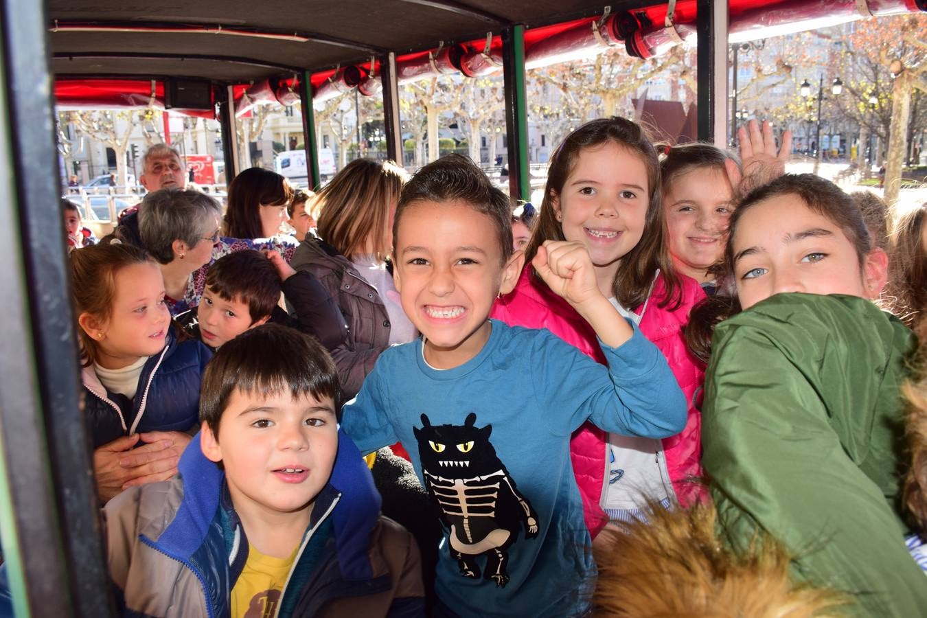 Pequeños y mayores pasean estos días de esta divertida manera por las calles de la capital riojana