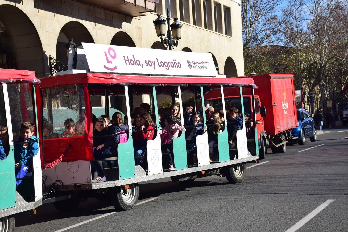 Pequeños y mayores pasean estos días de esta divertida manera por las calles de la capital riojana