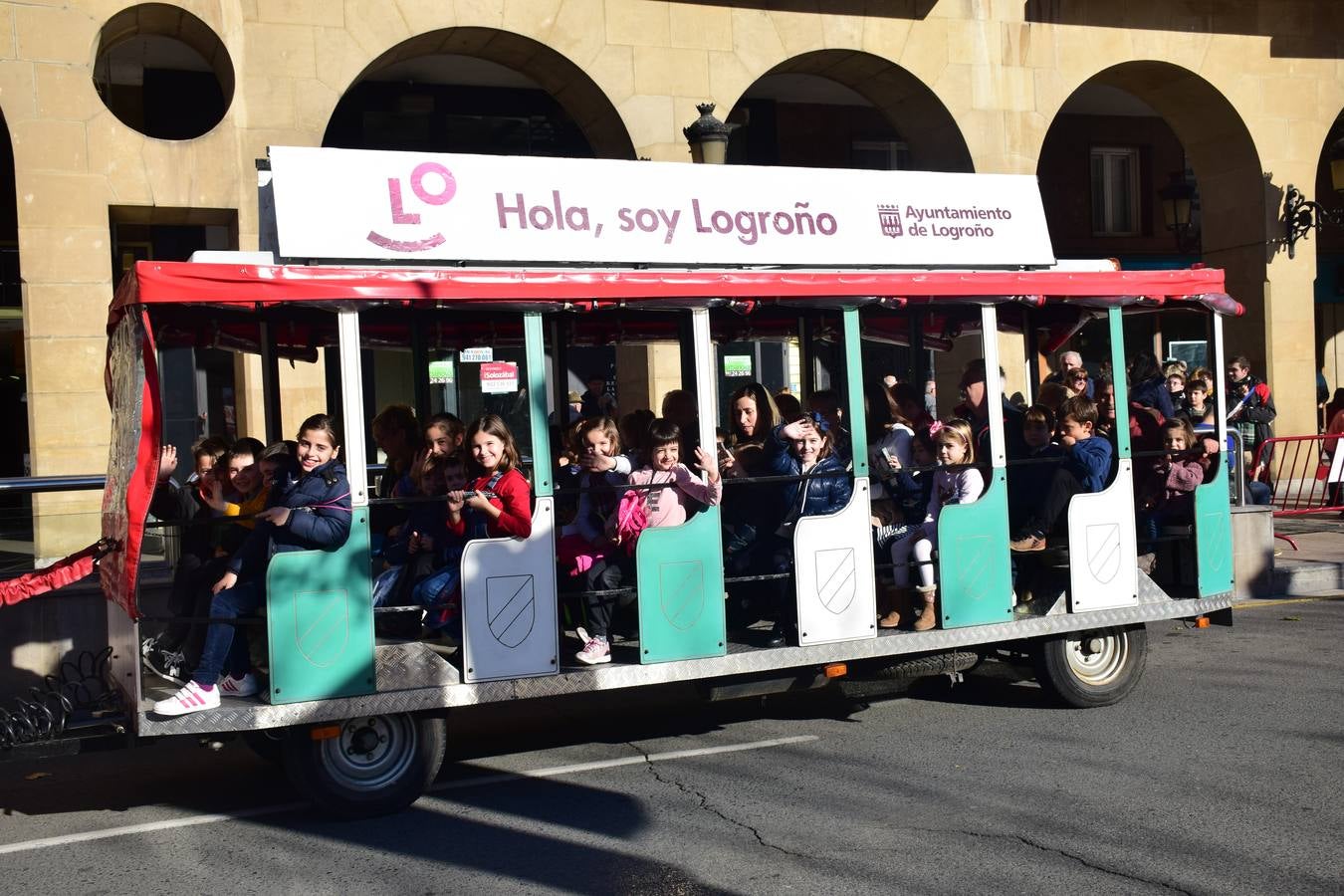 Pequeños y mayores pasean estos días de esta divertida manera por las calles de la capital riojana