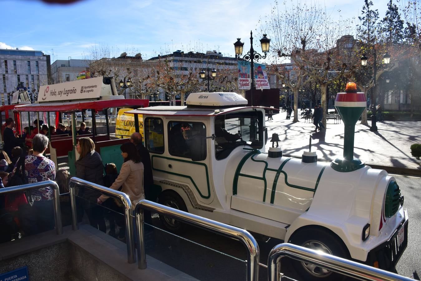 Pequeños y mayores pasean estos días de esta divertida manera por las calles de la capital riojana