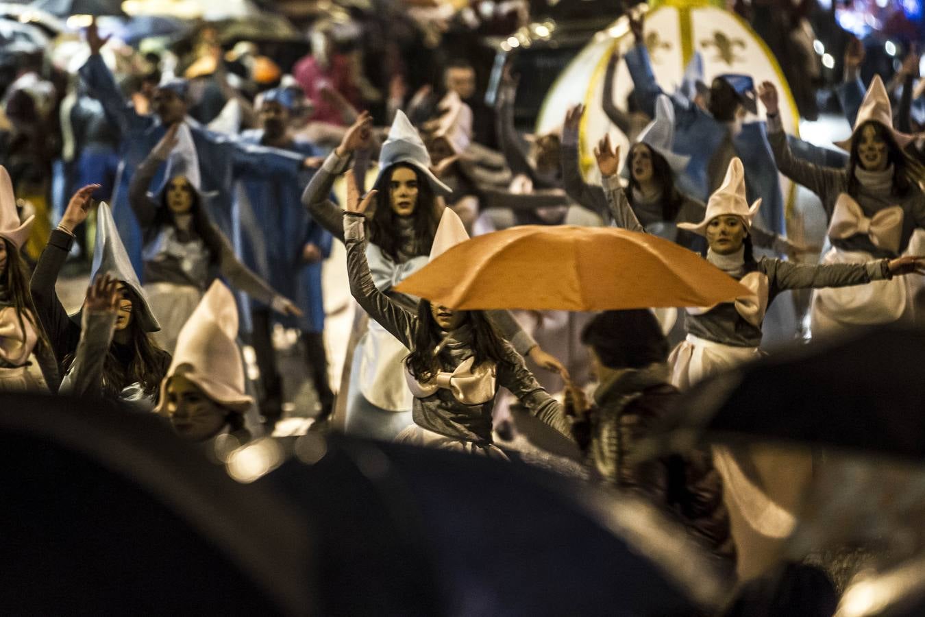 La lluvia no impidió la celebración del desfile en el que no faltaron los paraguas