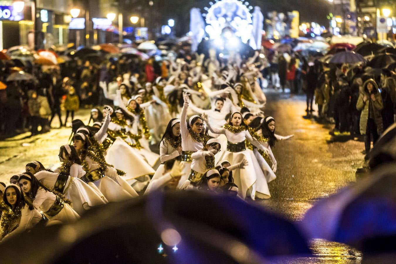 La lluvia no impidió la celebración del desfile en el que no faltaron los paraguas