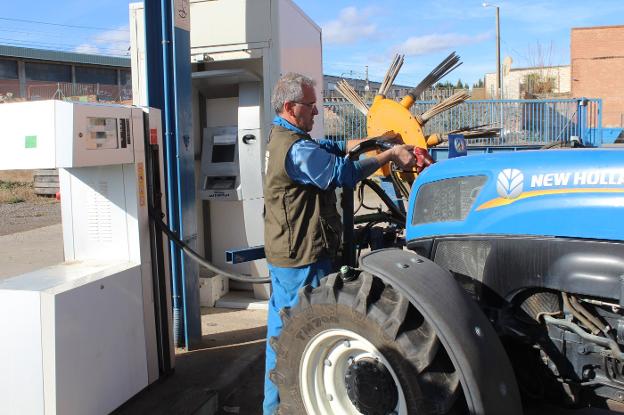 Un agricultor reposta en la cooperativa Santos Mártires, de Calahorra. 