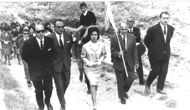 Procesión de la fiesta de la bandera de 1965 con María Luisa Ruiz Zapatero. :: calendario cerverano