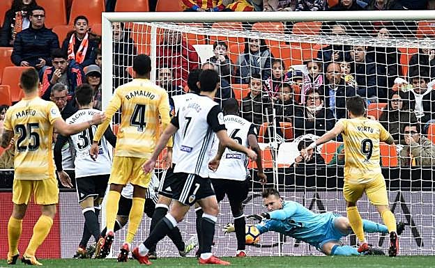 Neto trata de atajar un disparo del Girona. 